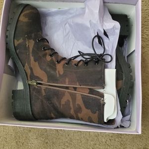 SIZE 10 MADDEN GIRL CAMOFLAGE COMBAT BOOTS